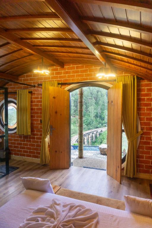 Postel nebo postele na pokoji v ubytování Hobbit Hole Hideaway