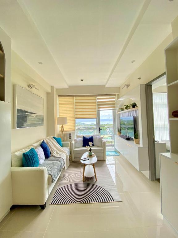 Χώρος καθιστικού στο Luxury Oceanview Condo