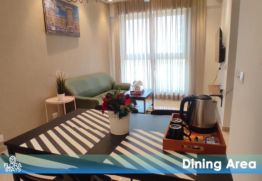 1BR Mumbai theme Apartment In Powai by Florastays - Appartement Met Uitzicht Op De Bergen