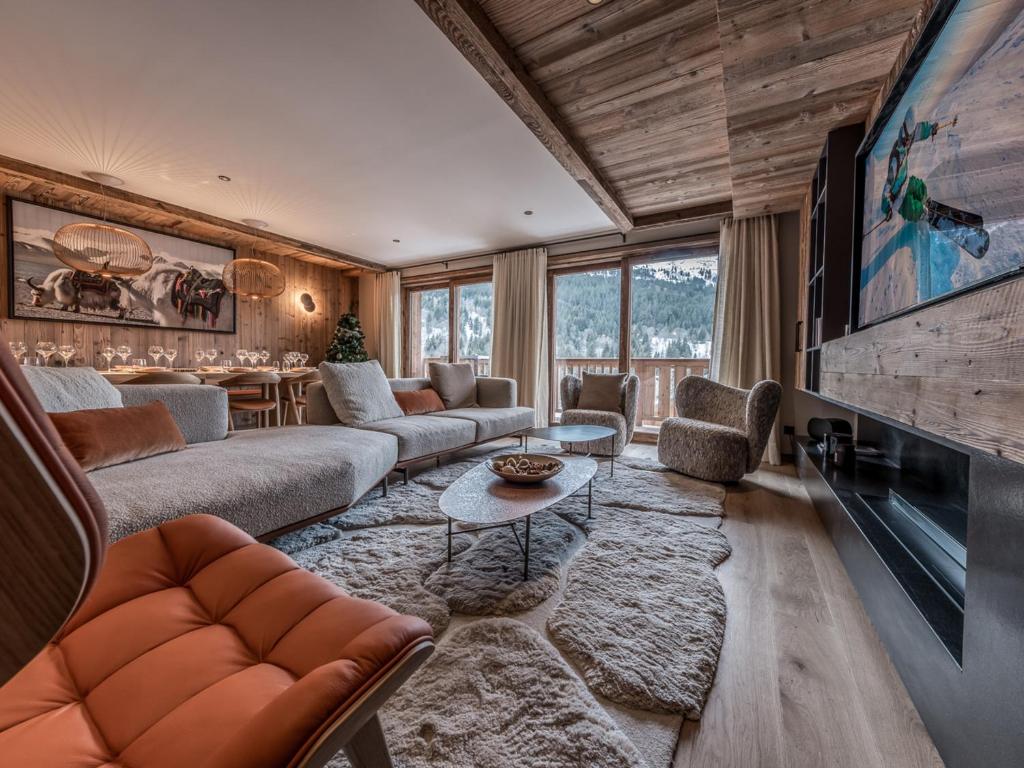 un salon avec un canapé et une télévision dans l'établissement Appartement de luxe, 3 chambres, cheminée, conciergerie 5*, ski room, non-fumeur - FR-1-613-124, à Les Allues