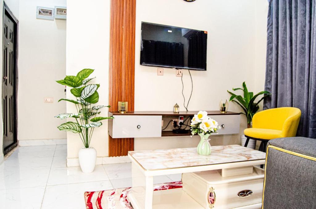 Μια τηλεόραση ή/και κέντρο ψυχαγωγίας στο Furnished one-bedroom bungalow in a secure and serene part of Ibadan