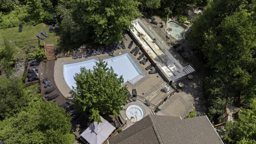an overhead view of a swimming pool in a park at Les Manoirs 3bdrs Near Village in Mont-Tremblant