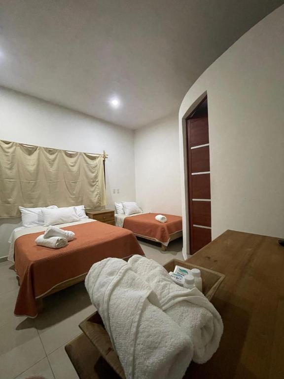 una camera d'albergo con due letti e una finestra di Casita Cocoa a Santa Cruz Huatulco
