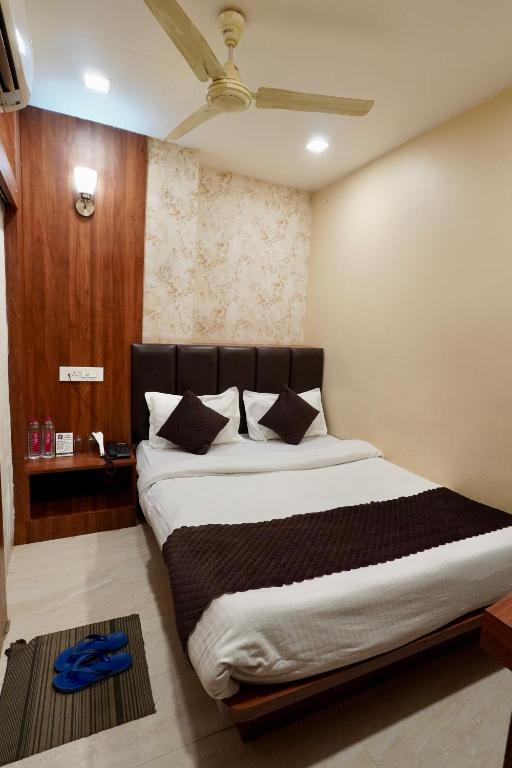 Postel nebo postele na pokoji v ubytování Hotel Samrat Ajmer