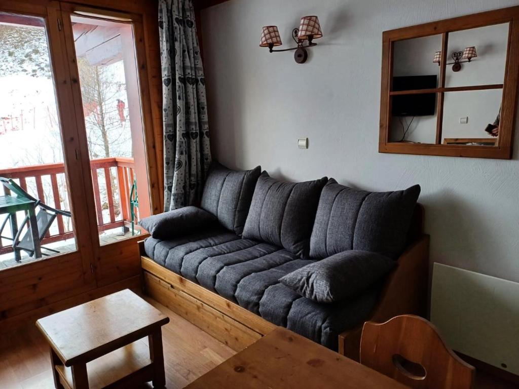 un salon avec un canapé et une table dans l'établissement Edelweiss Chalets De La Vallee D'or - 2 pièces 4 personnes 3 exposé Nord MAE-9334, à Valloire