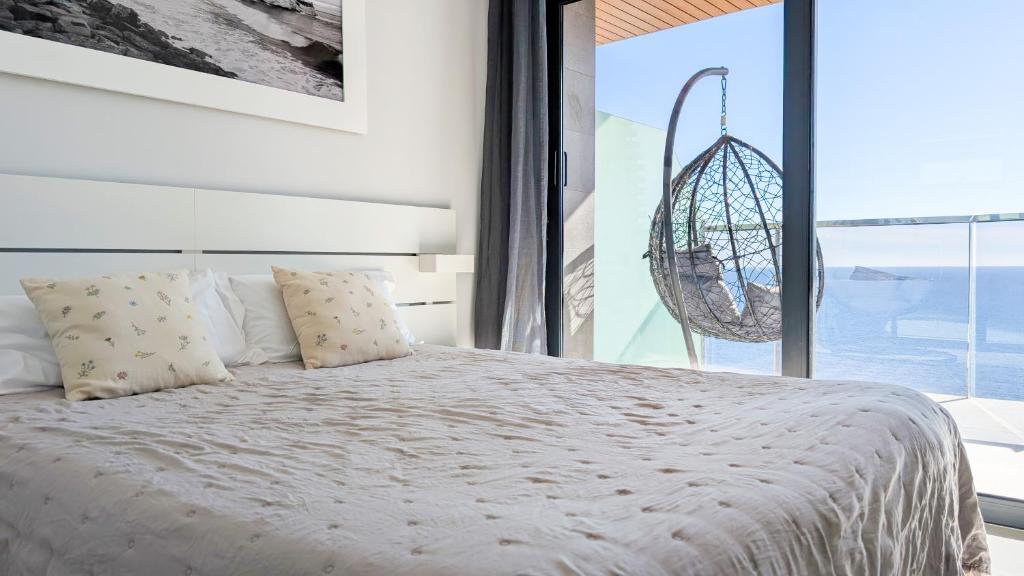 Кровать или кровати в номере SUNSET WAVES sea & sky apartment