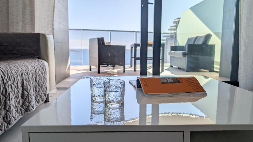 Гостиная зона в SUNSET WAVES sea & sky apartment