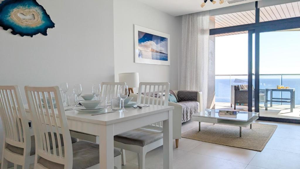 Гостиная зона в SUNSET WAVES sea & sky apartment
