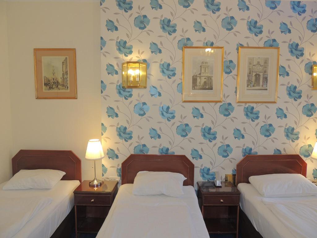 Postel nebo postele na pokoji v ubytování Dolphin Hotel