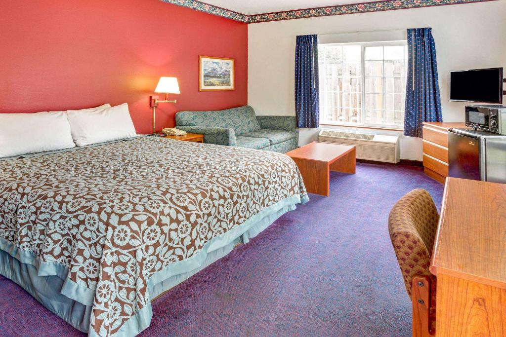 Postel nebo postele na pokoji v ubytování Days Inn & Suites by Wyndham Gresham