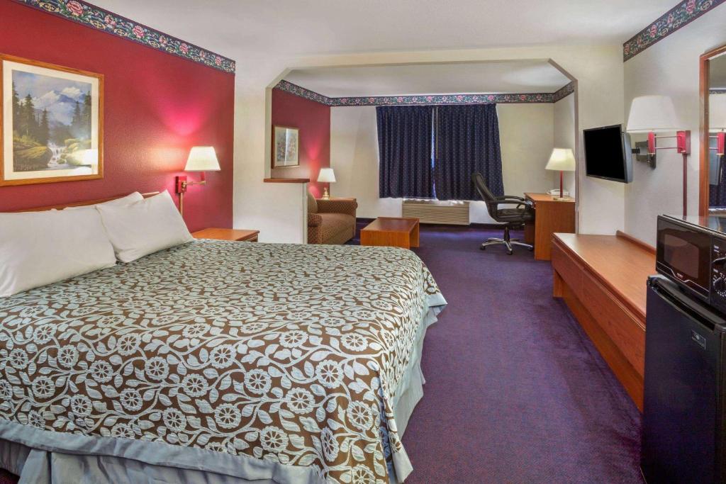 Postel nebo postele na pokoji v ubytování Days Inn & Suites by Wyndham Gresham