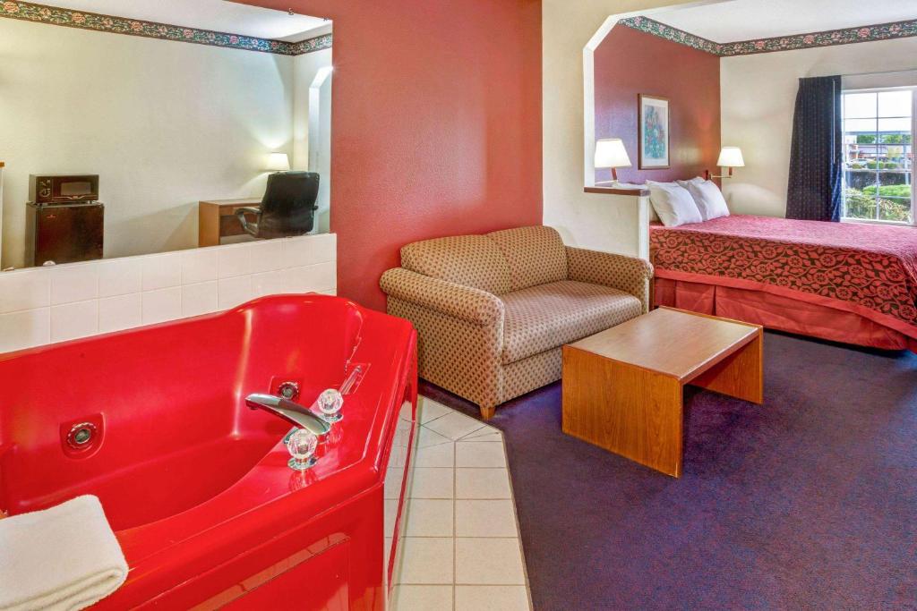 Posezení v ubytování Days Inn & Suites by Wyndham Gresham