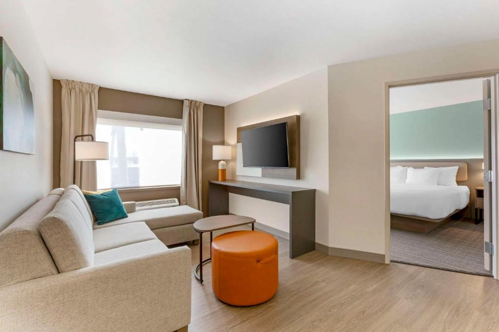 TV a/nebo společenská místnost v ubytování Comfort Suites at Tucson Mall