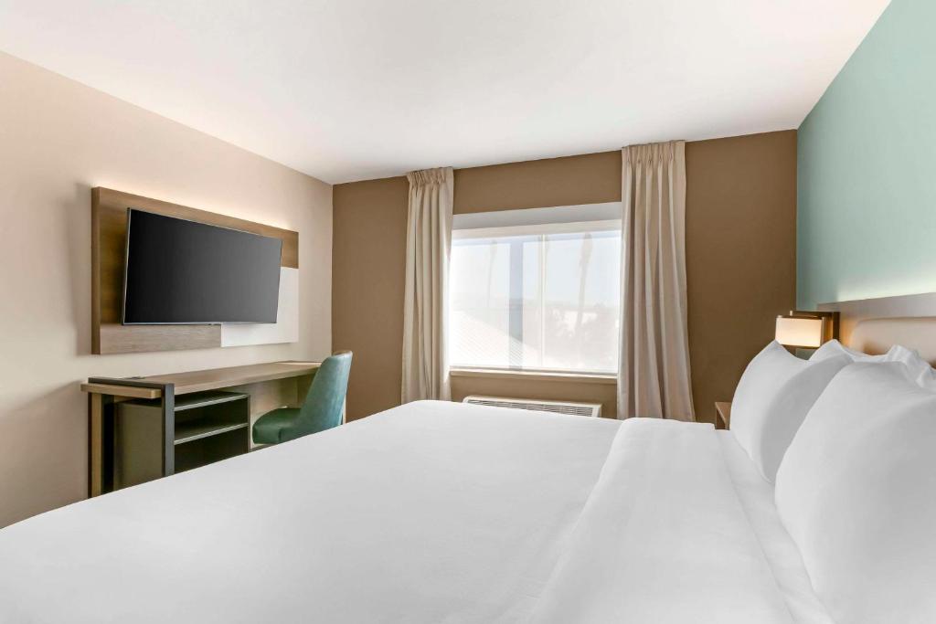 Postel nebo postele na pokoji v ubytování Comfort Suites at Tucson Mall