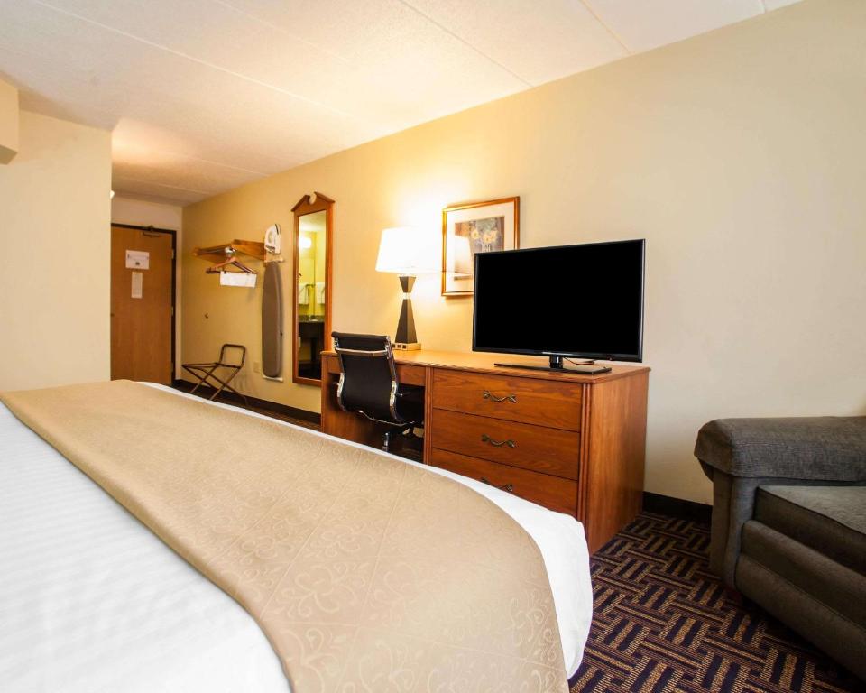 TV a/nebo společenská místnost v ubytování Quality Inn Bolingbrook I-55
