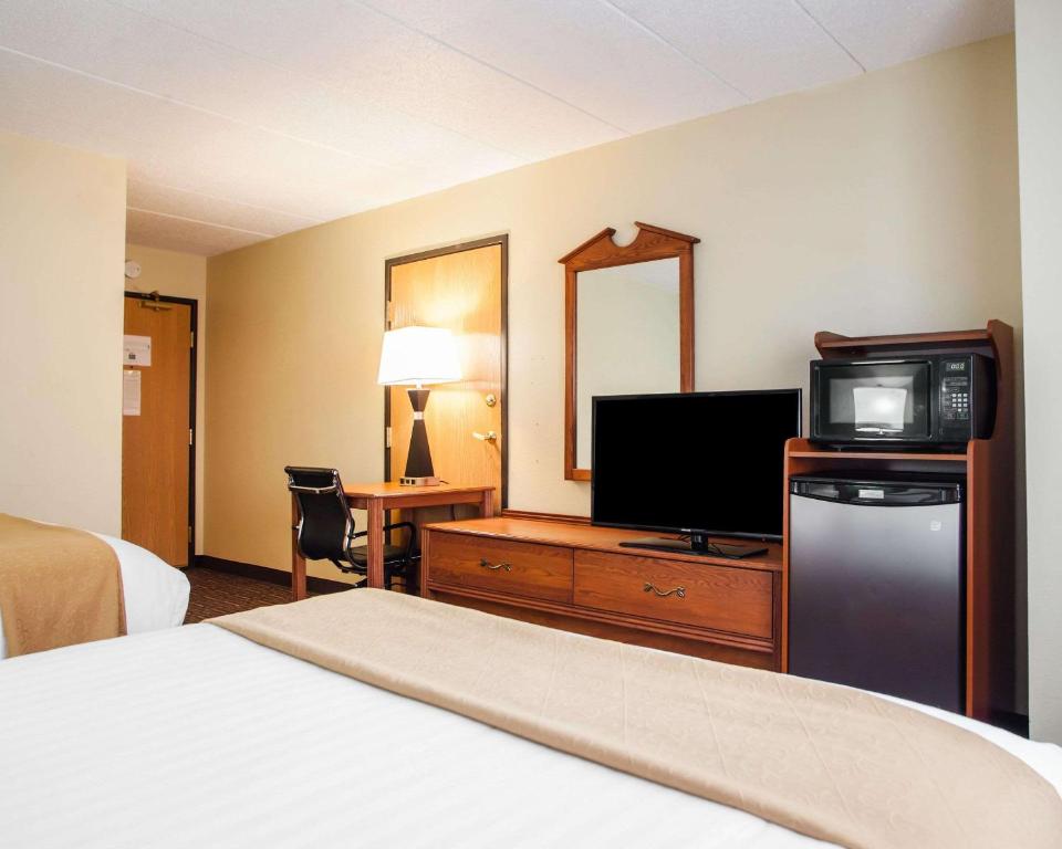 TV a/nebo společenská místnost v ubytování Quality Inn Bolingbrook I-55