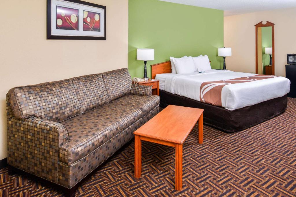 Postel nebo postele na pokoji v ubytování Quality Inn Bolingbrook I-55