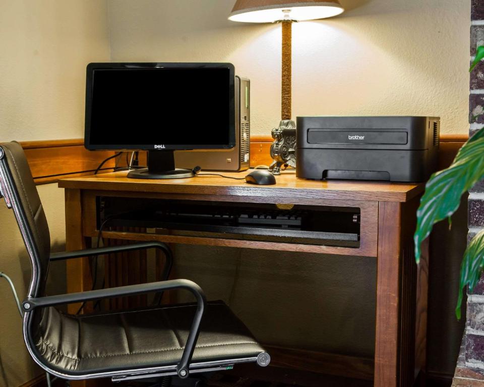 TV a/nebo společenská místnost v ubytování Quality Inn Bolingbrook I-55