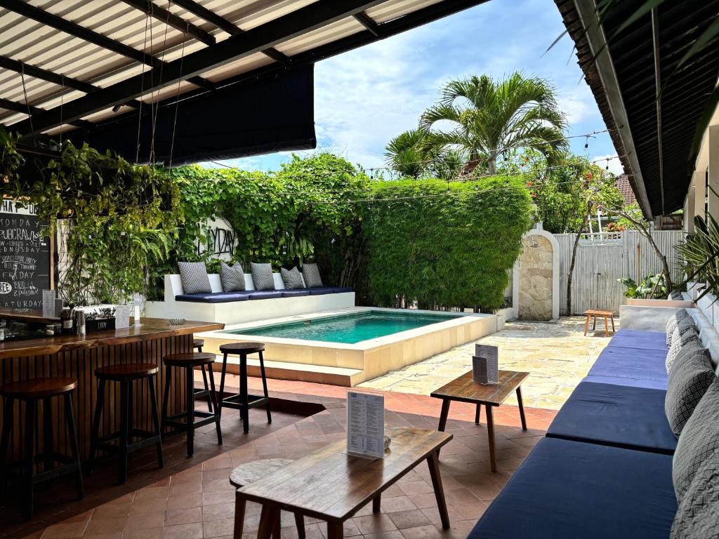 Bazén v ubytování Lay Day Hostel Canggu nebo v jeho okolí