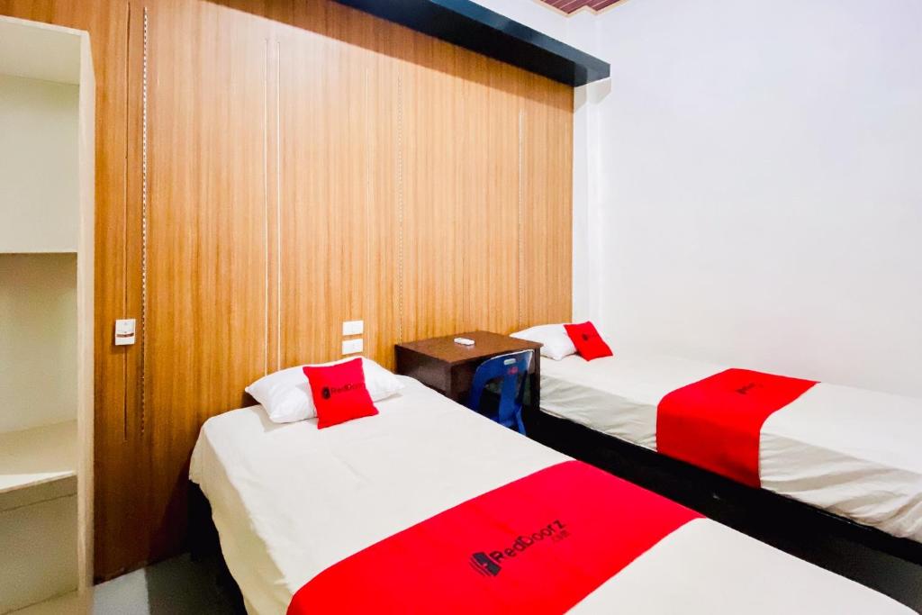 RedDoorz Syariah at Sipayung Homestay - Housity