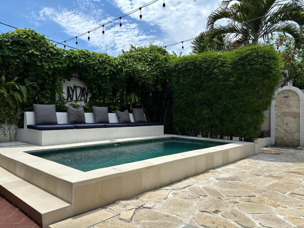 Bazén v ubytování Lay Day Hostel Canggu nebo v jeho okolí
