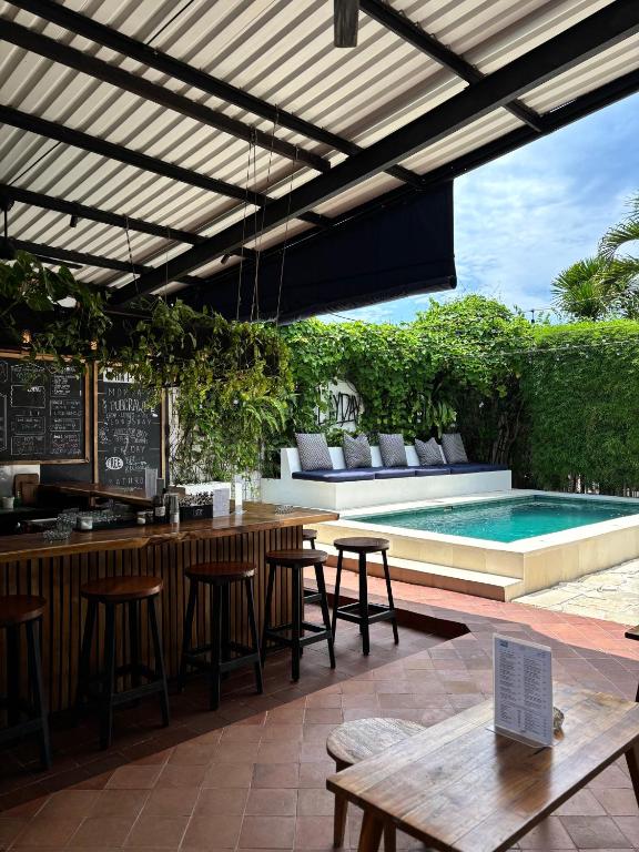 Bazén v ubytování Lay Day Hostel Canggu nebo v jeho okolí