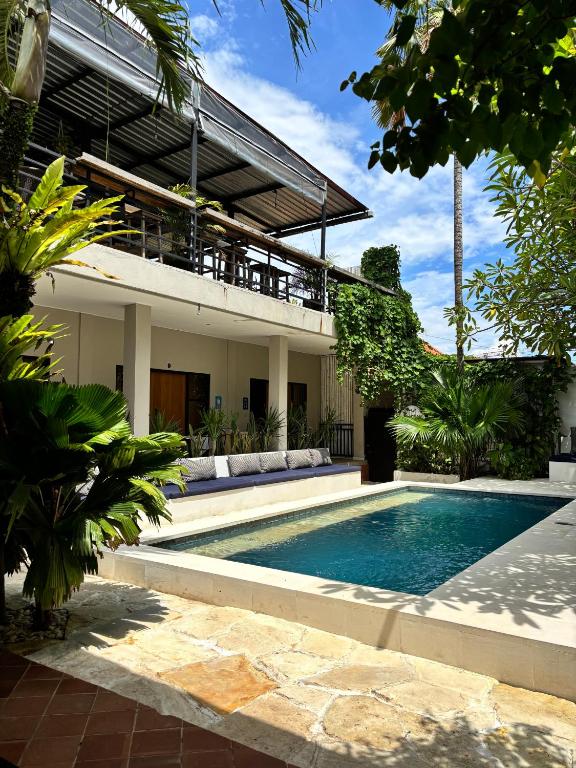Bazén v ubytování Lay Day Hostel Canggu nebo v jeho okolí