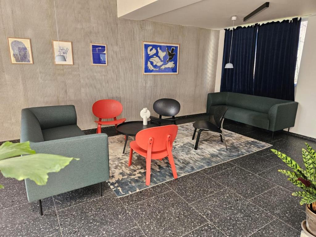 Posezení v ubytování LIVE-INN PRAGUE SUPERIOR SUITE FOR 1-4 GUESTS, 20 Mins to center, Lift, Gym, Reception, Parking, Roof Terrace, Game & Party Room