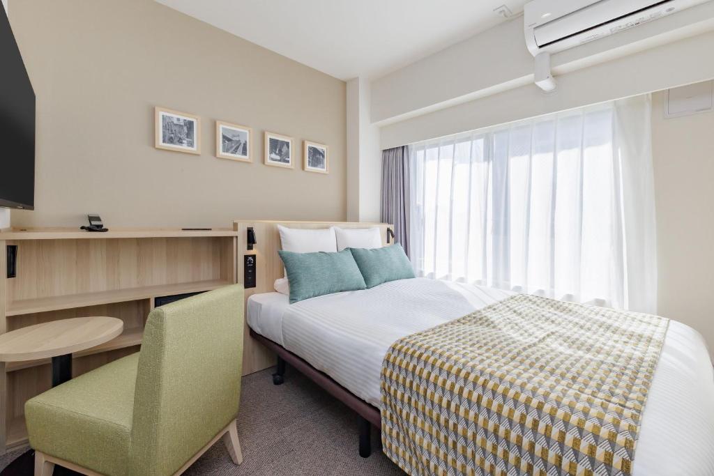 Postel nebo postele na pokoji v ubytování HOTEL MYSTAYS Nippori