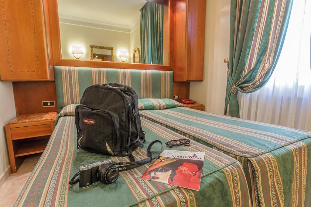 Postel nebo postele na pokoji v ubytování Raeli Hotel Noto