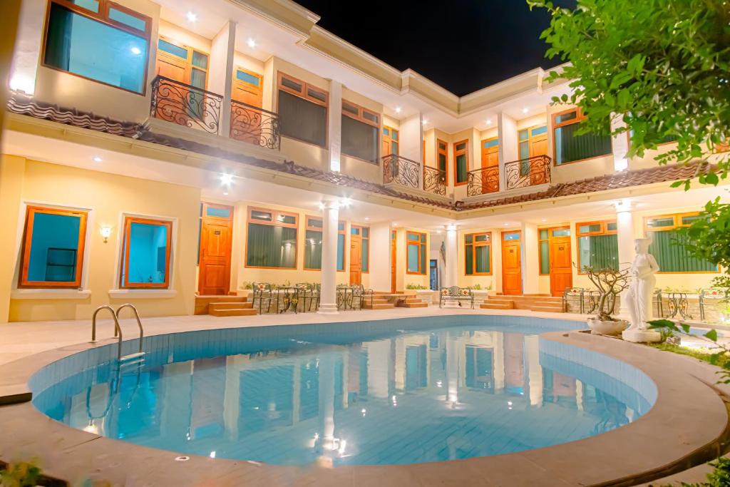 una piscina nel mezzo di una casa di notte di Hotel Permata Malioboro a Yogyakarta
