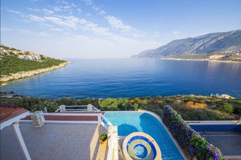 una vista sull'oceano da una casa con piscina di Monix Homes-Villa Deniz - Stunning Seaview a Yarim Adası