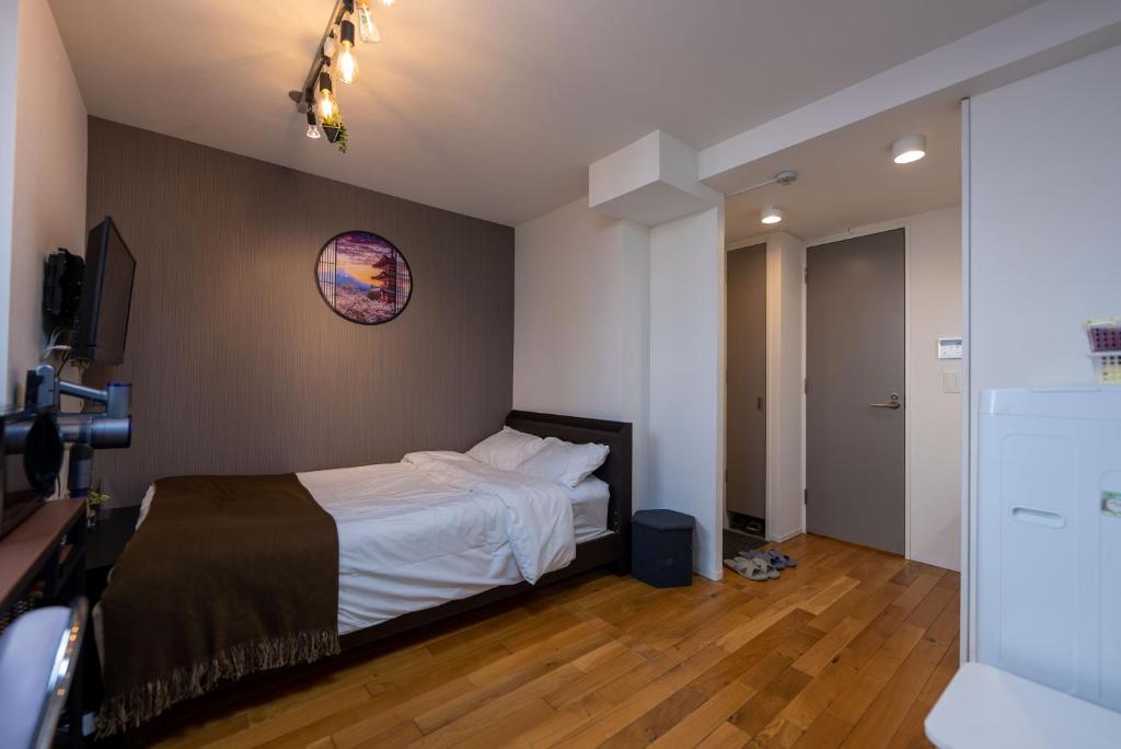 Un dormitorio con una cama y un espejo en la pared. en YIYou Japan秋葉原302, en Tokio