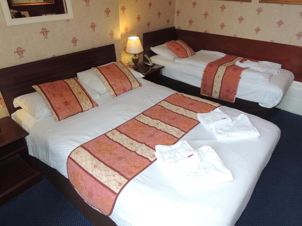 Postel nebo postele na pokoji v ubytování Dolphin Hotel