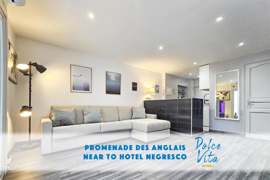 un salon avec un canapé et une cuisine dans l'établissement Palace Adly 2 Pers WIFI AC Sea, à Nice