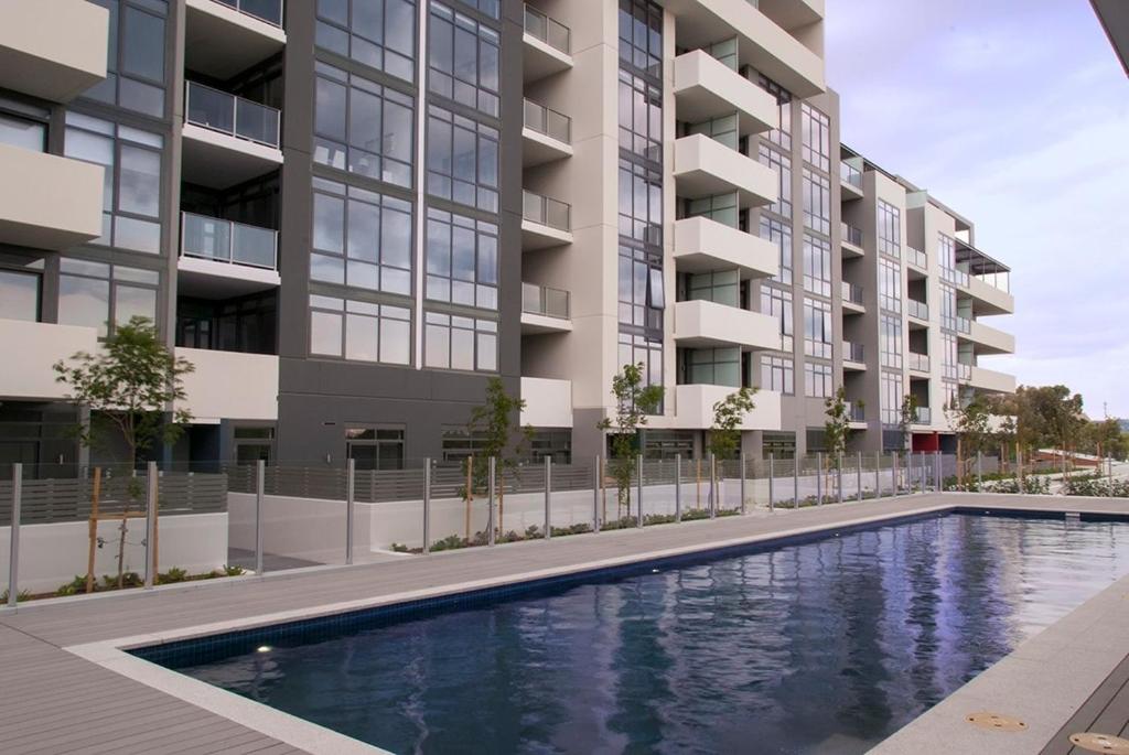 贝尔康嫩Modern 1 Bedroom apartment with Pool, Gym & Water Views的一座带游泳池的公寓大楼的图片