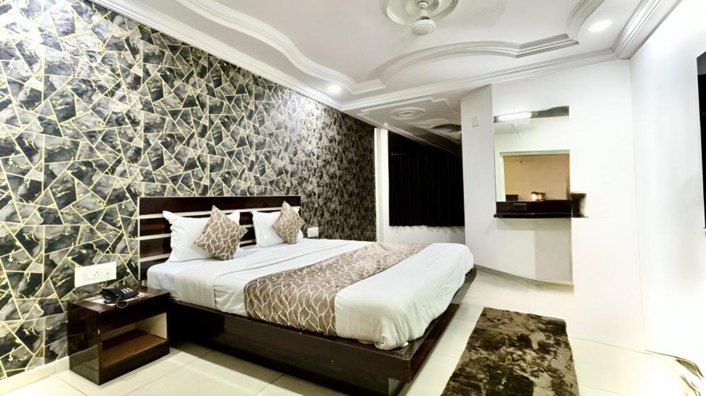 Postel nebo postele na pokoji v ubytování Hotel Dev Palace