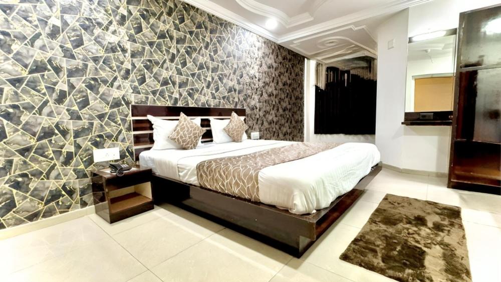 Postel nebo postele na pokoji v ubytování Hotel Dev Palace