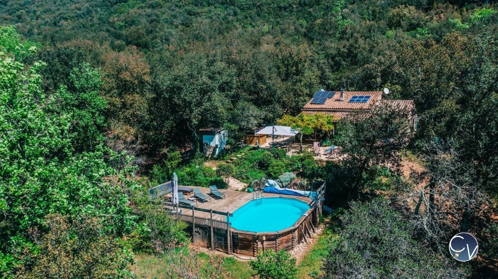 une vue aérienne d'une maison et d'une piscine dans l'établissement La Marjelle, Havre de paix en pleine nature avec piscine, à Montclus