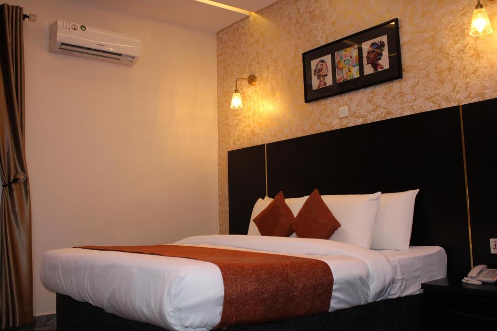 Postel nebo postele na pokoji v ubytování Residency Hotel Lekki Phase 1