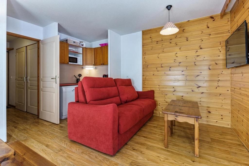 un salon avec un canapé rouge et une table dans l'établissement Résidence Les Hauts De Preclaux - Spacieux logement pour 8 personnes aux Orres 1800 MAE-6891, aux Orres
