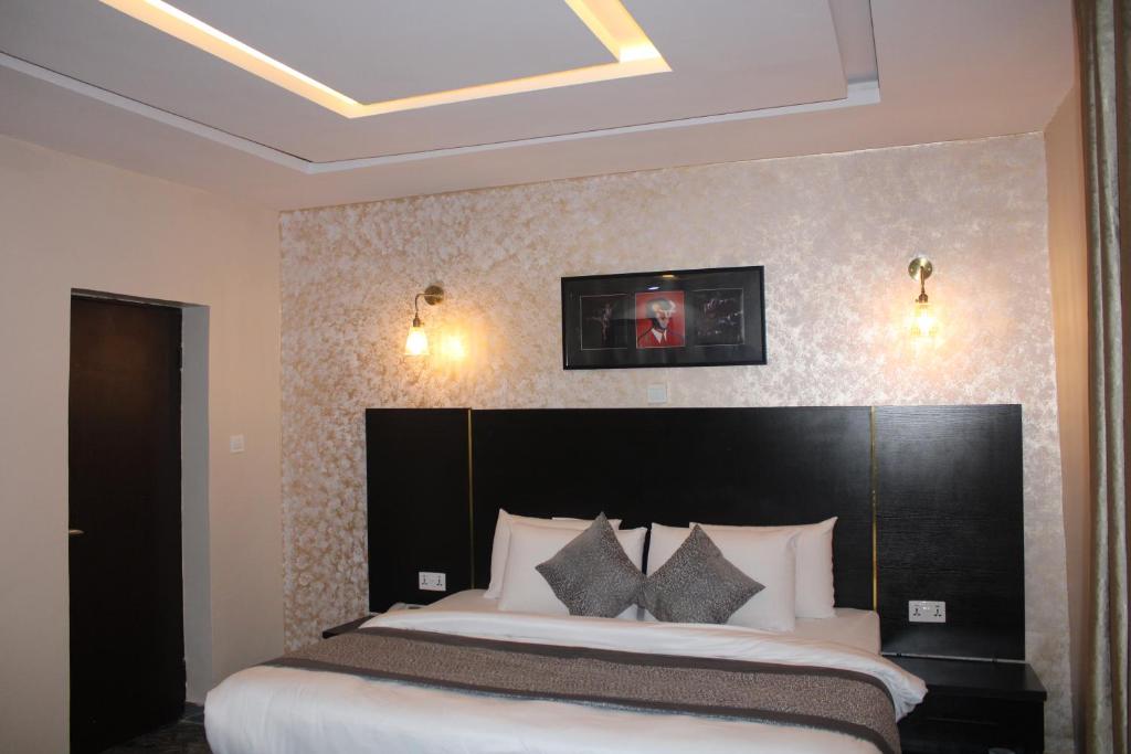 Postel nebo postele na pokoji v ubytování Residency Hotel Lekki Phase 1