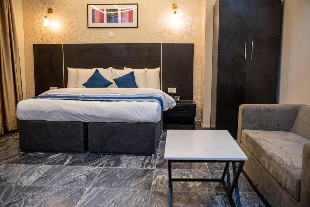 Postel nebo postele na pokoji v ubytování Residency Hotel Lekki Phase 1
