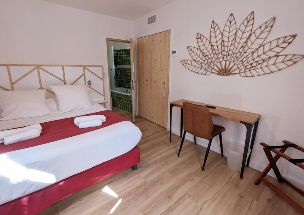 Au Bien Etre piscine chauffée - Chambre Double Avec Terrasse