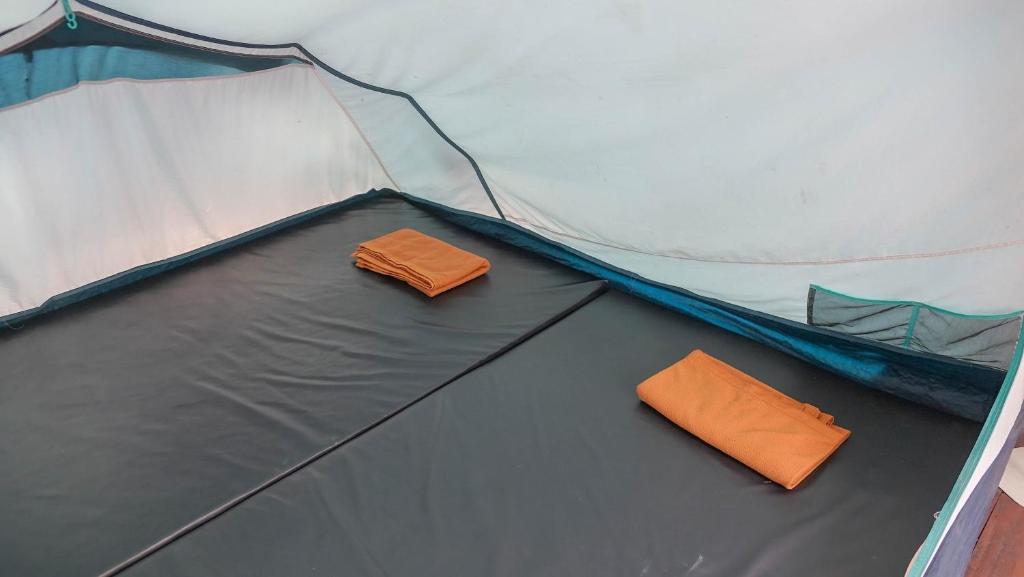 tenda aperta con cuscino arancione di Jolotundo Glamping and Edupark a Sagi