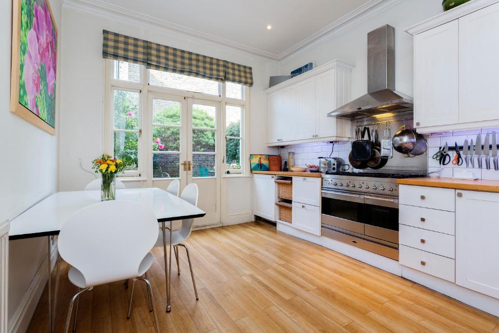 Three Bed House on Stapleton Road - Wandsworth in London, Greater London, England