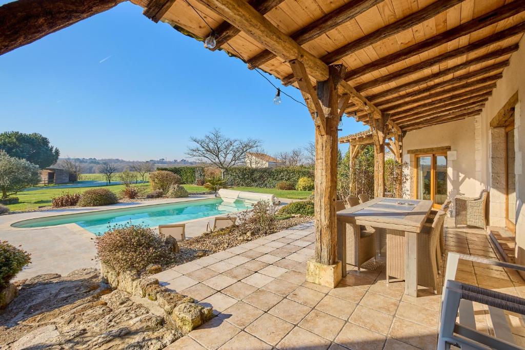 una finca con piscina y pérgola de madera en Villa du Monde - 160 m² avec piscine privée, en Saint-Rémy