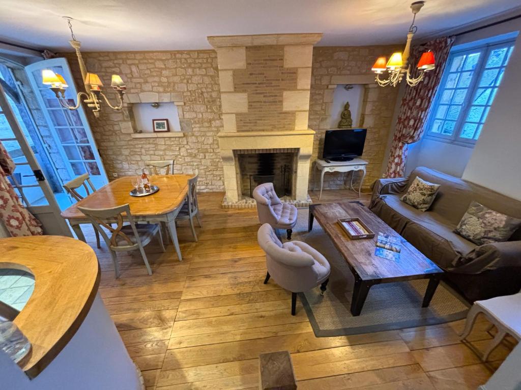un salon avec un canapé et une table dans l'établissement GITE DU PRESIDIAL - Standing flat 2 Bed/2 bath with balcony in medieval Sarlat center, à Sarlat-la-Canéda