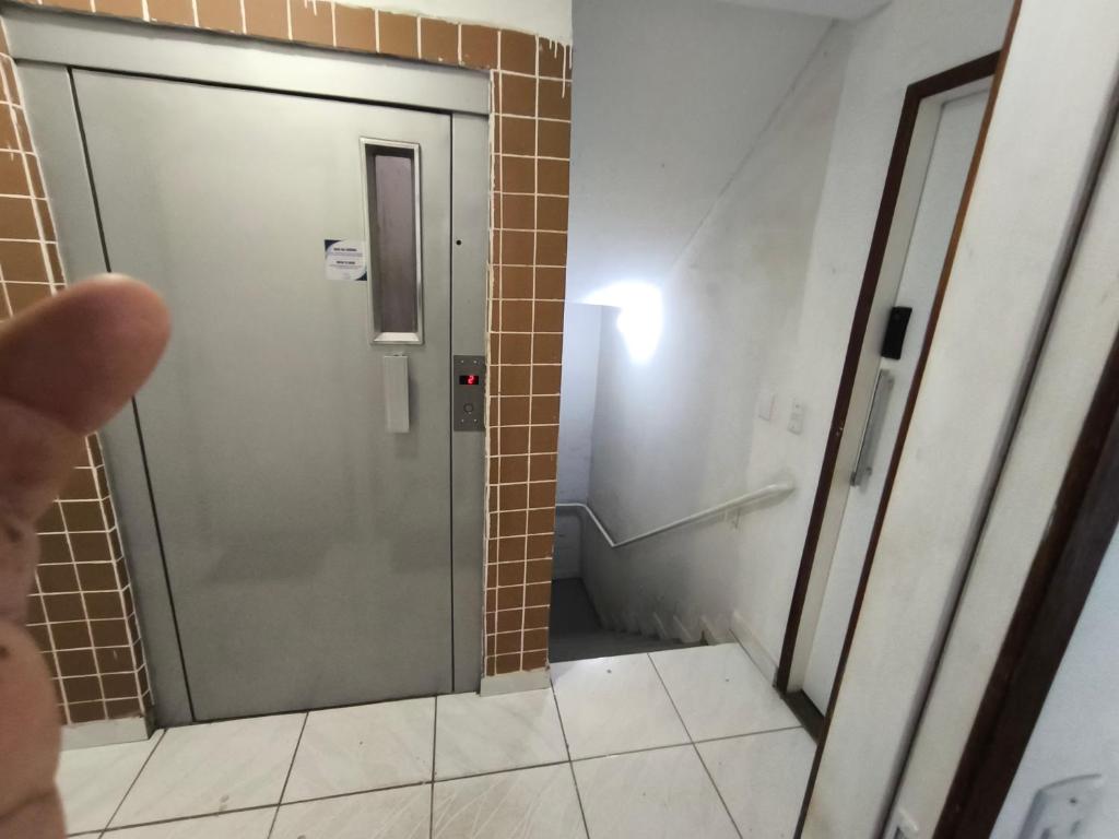a bathroom with a walk in shower and a door at Ed Falcão quadra 2 lote 7 AP 402 in Riacho Fundo