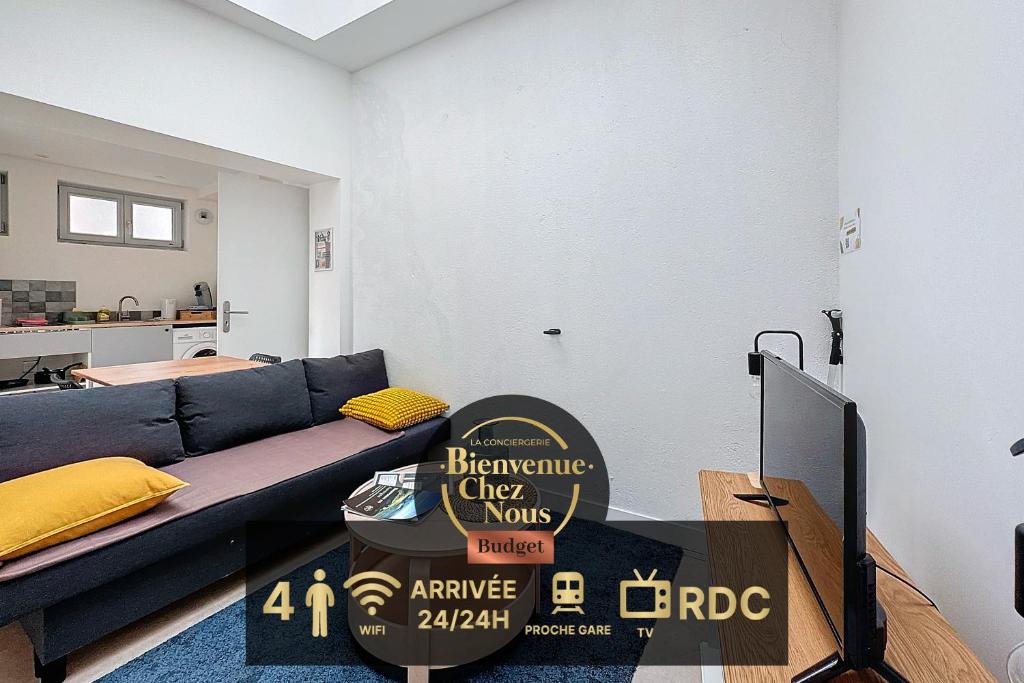 un salon avec un canapé bleu et une table dans l'établissement Appartement gare 4 pers tout équipé N2, à Clermont-Ferrand